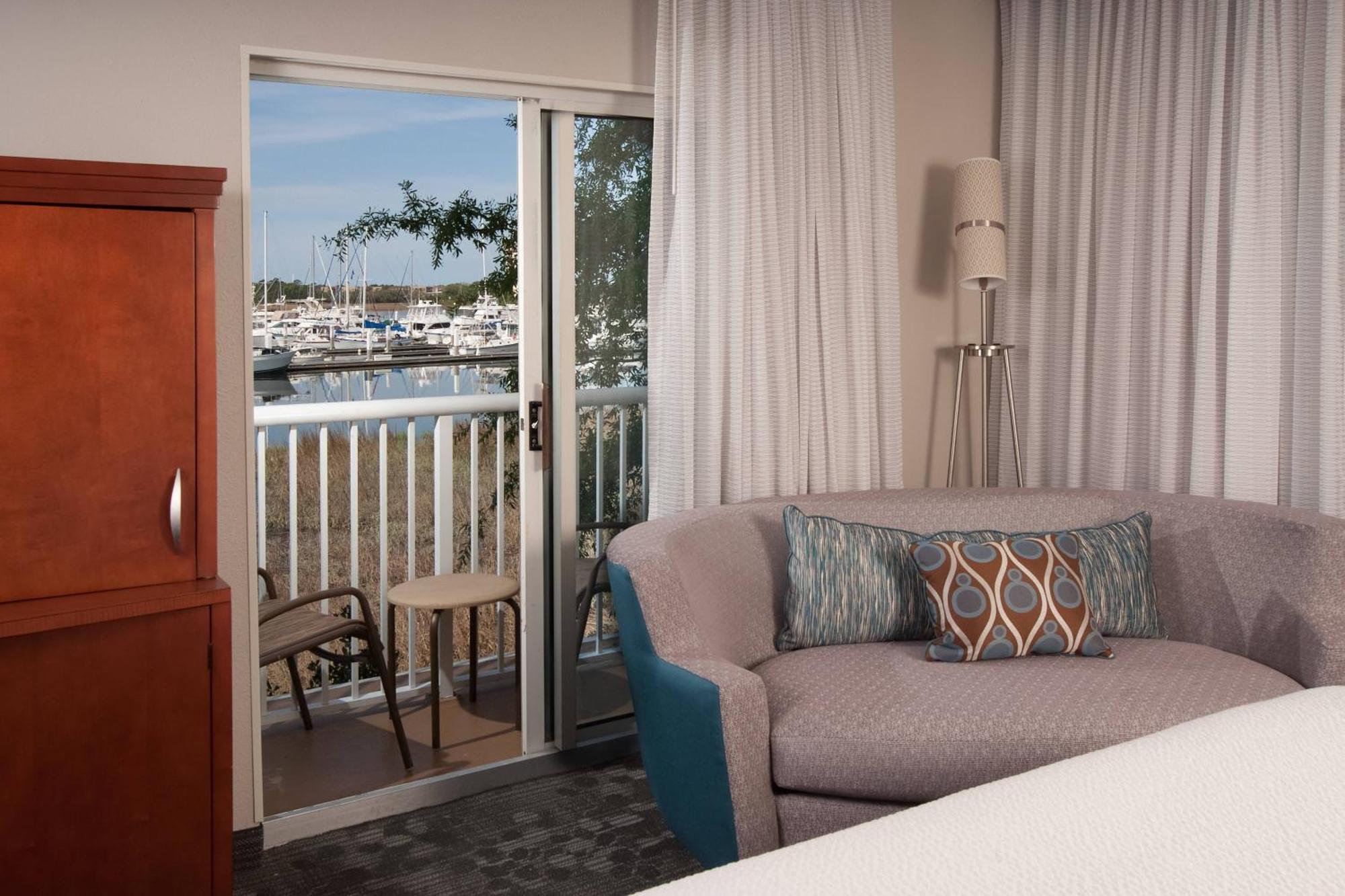 Courtyard Charleston Waterfront Hotel Exterior photo