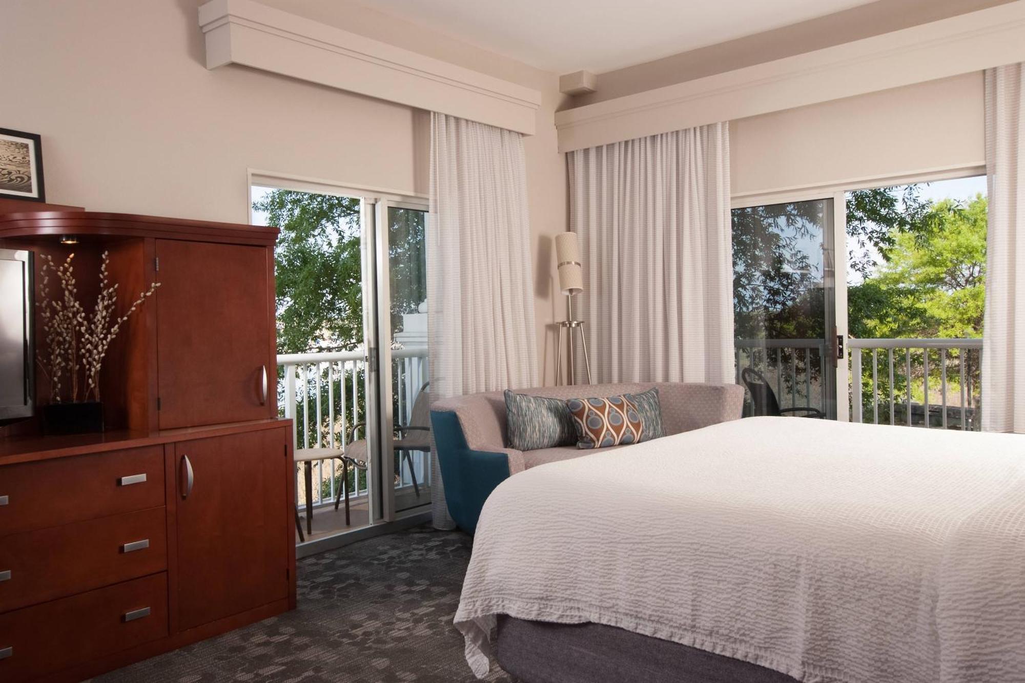 Courtyard Charleston Waterfront Hotel Exterior photo