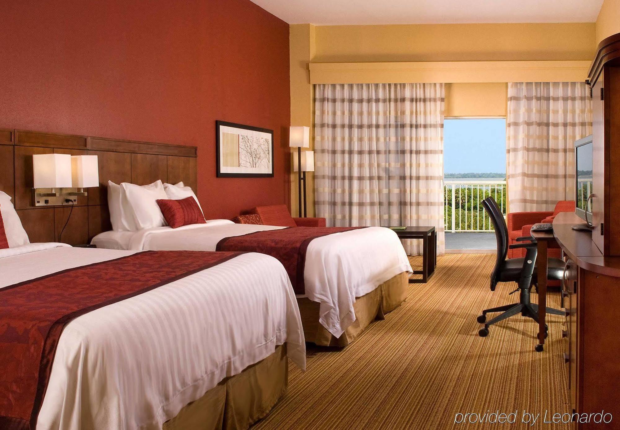 Courtyard Charleston Waterfront Hotel Exterior photo
