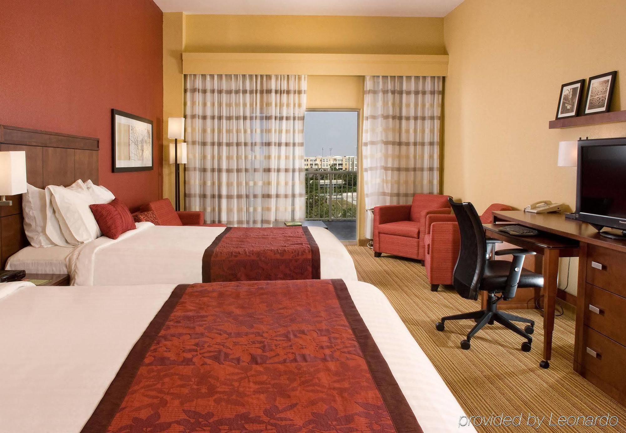 Courtyard Charleston Waterfront Hotel Exterior photo