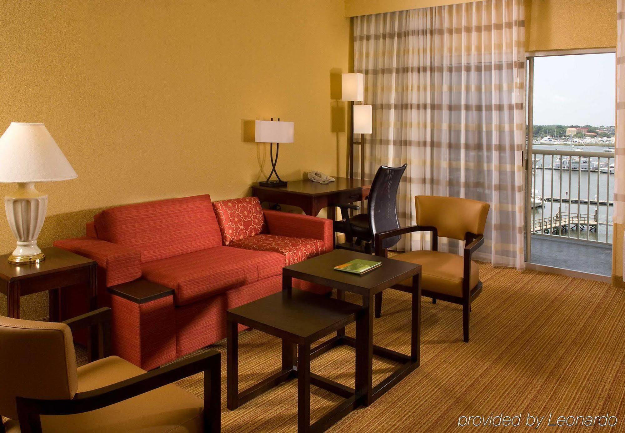 Courtyard Charleston Waterfront Hotel Exterior photo